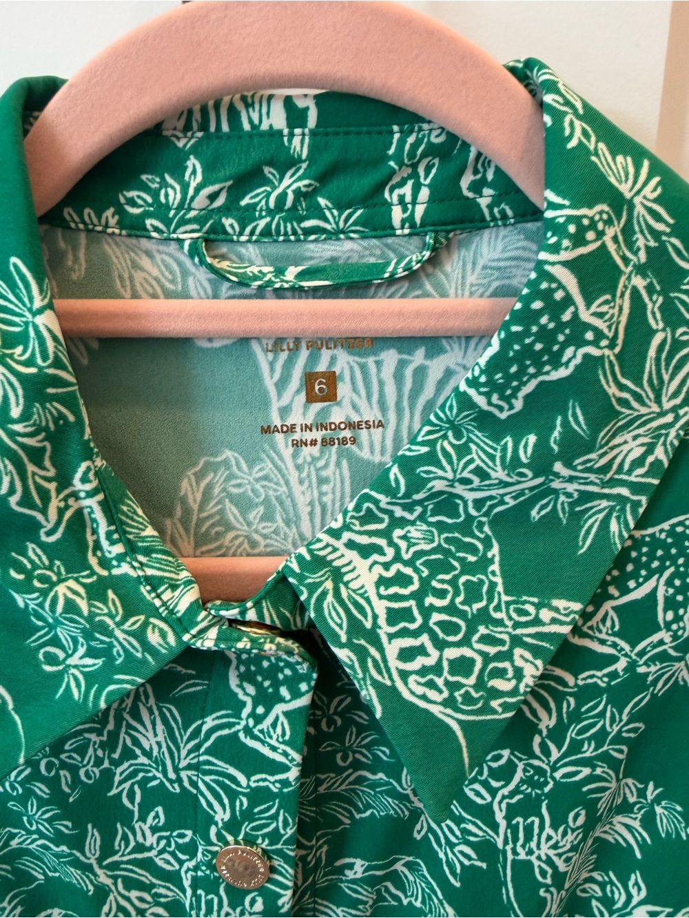 Lilly Pulitzer Green and White Printed Button-Front Top Size 6 NWT - Picture 2 of 6